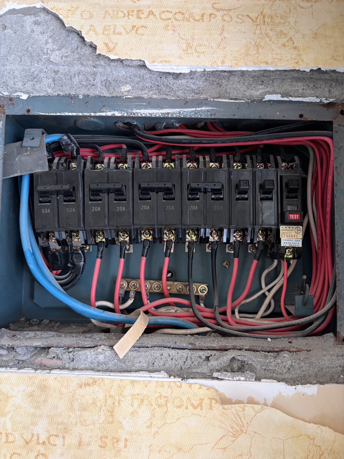 老舊配電箱拆除前的線路狀況